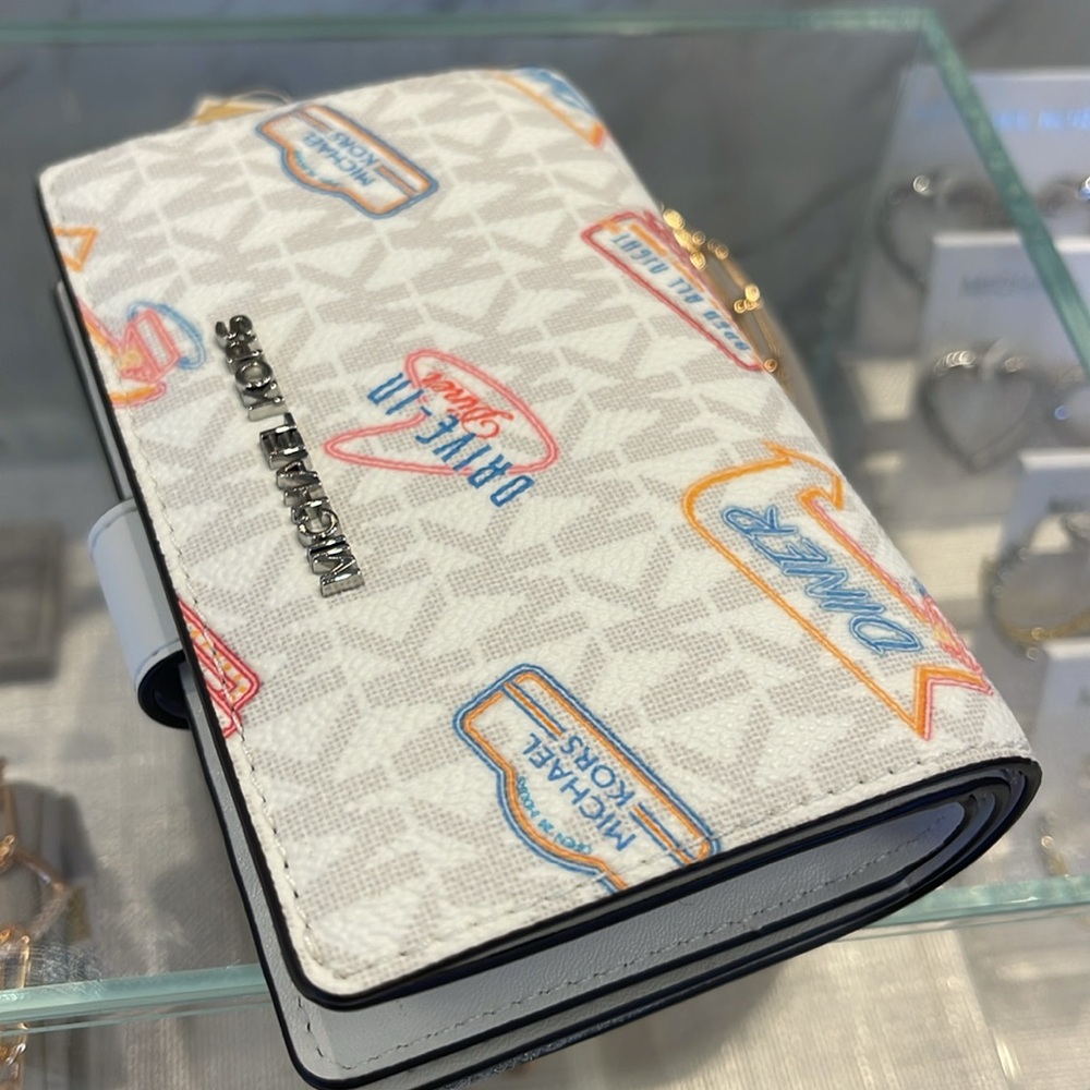 Michael Kors Jet Set Travel Md Printed Signature Logo Bi-Fold Wallet
Optic White - Picture 6 of 16